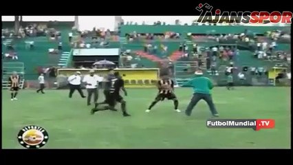 Futbolcudan taraftara kung fu tekmesi!