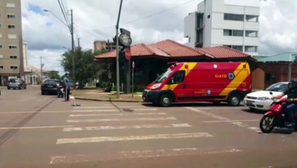 Carro e moto batem em cruzamento, no Centro
