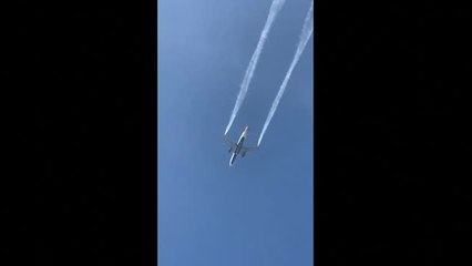 Un avión descarga queroseno sobre varias escuelas en Los Ángeles