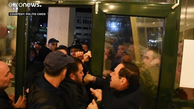 غضب يجتاح سكان الجزر اليونانية بسبب أزمة اللاجئين والسياسات الحكومية