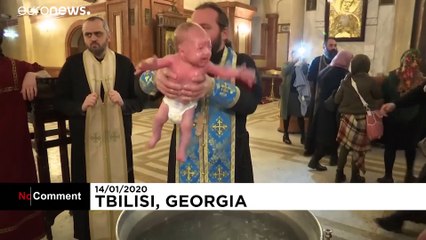 Gürcistan’ın başkenti Tiflis’te 500’den fazla bebek birlikte vaftiz edildi