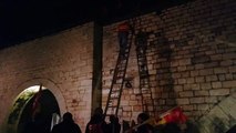 Grève : des syndicalistes grimpent sur le pont d'Avignon à l'aide d'échelles