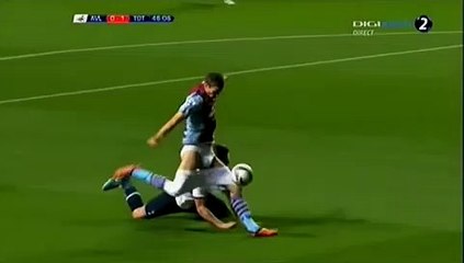 Şut atmasın diye şortunu indirdi ama...