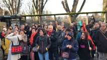 Les professeurs jettent cartables et manuels devant le rectorat de Rennes