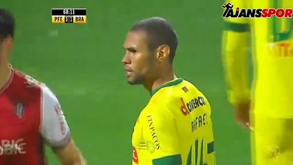 Kornerden inanılmaz gol!