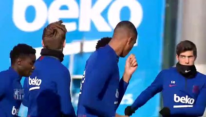 Quique Setién no pierde la sonrisa durante el entrenamiento del Barça