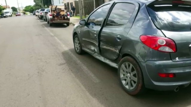 Carros batem em cruzamento do Bairro Coqueiral