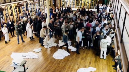 Les médecins de l'hôpital Saint-Louis à Paris jettent leurs blouses blanches contre le manque de moyens