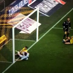 Top bir türlü kaleye giremedi!