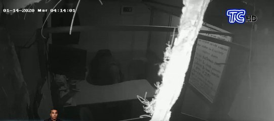 Video seguridad muestra como un sujeto entra por el techo a robar a un cyber en Guayaquil