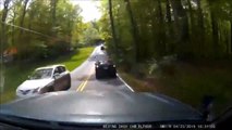 Mauvaise surprise pour ce conducteur en haut de la colline... Mais bon reflexe