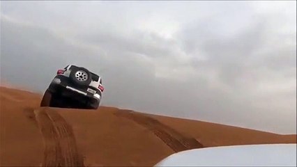 Mauvaise surprise pour ce conducteur de 4x4 qui tente de passer une dune