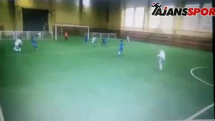 Rus antrenörden minik futbolcuya tekme!