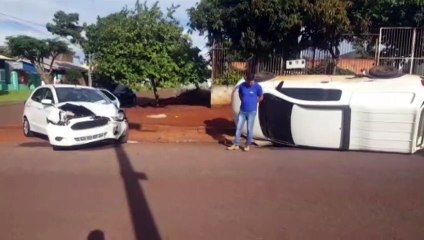 Carro tomba em forte colisão no Bairro Santo Onofre