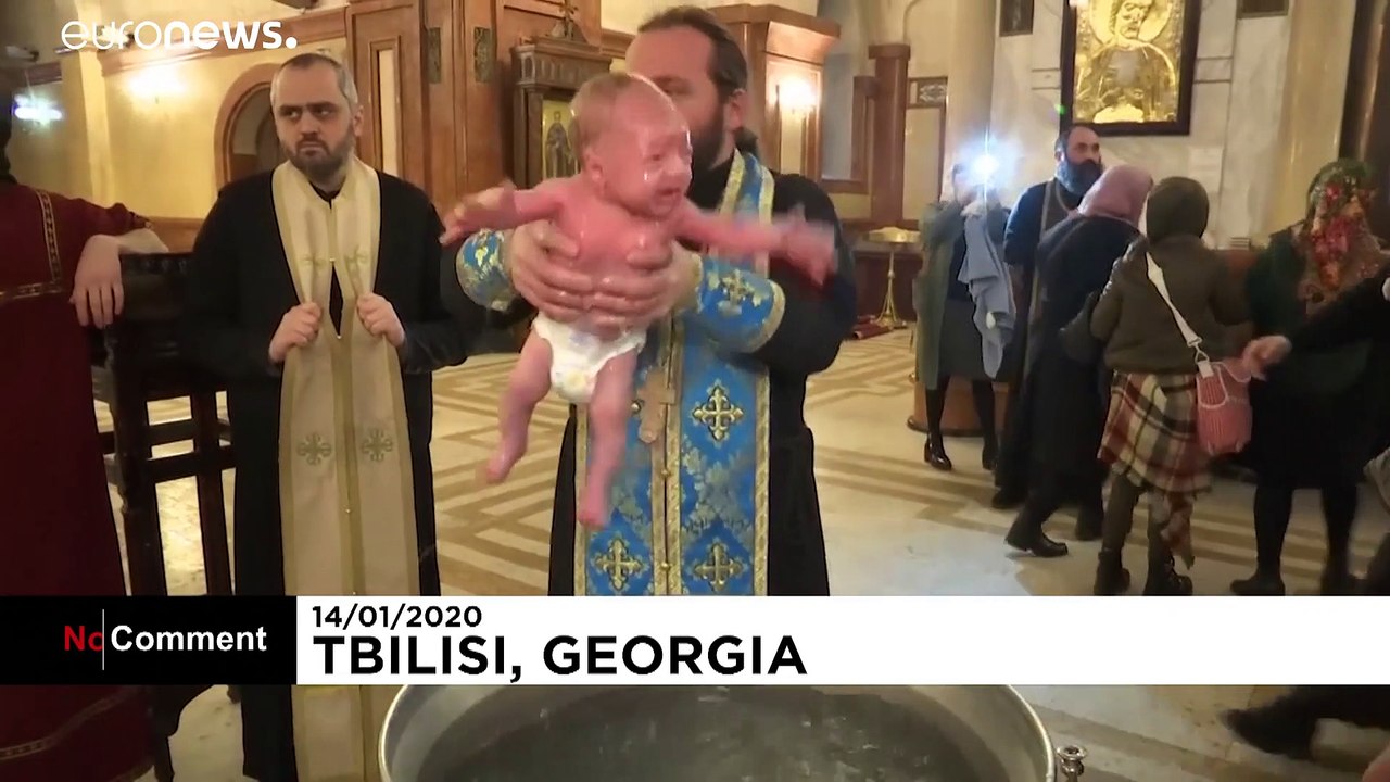 Géorgie : baptême géant dans une église orthodoxe