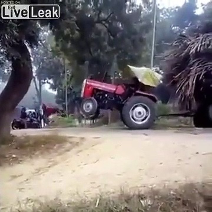 Tracté, ce tracteur est décapité !