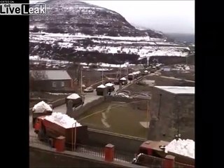 Des camions amènent de la neige en montagne en russie !