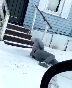 Fou rire : elle n'arrive pas à se relever sur le verglas !