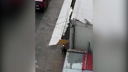 Vizinho vê água parada em marquise de prédio e pede atenção do Município quanto a possível criadouro de mosquitos