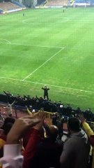 Polis amiri tribüne üçlü çektiriyor