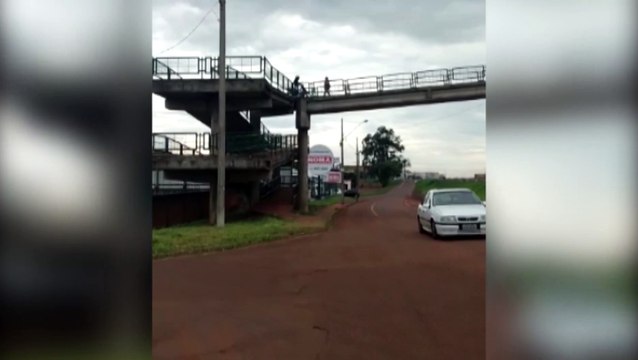 Internauta questiona tráfego de motociclistas em passarela de pedestres sobre a PRc-467