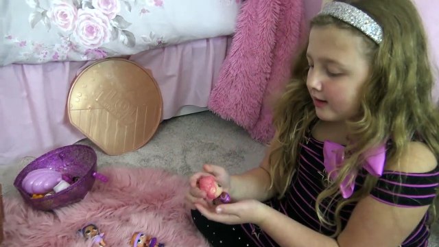 Sophia, Isabella e Alice Brincando de Doutora Brinquedos no Quarto - Bonecas LOL Surpresa