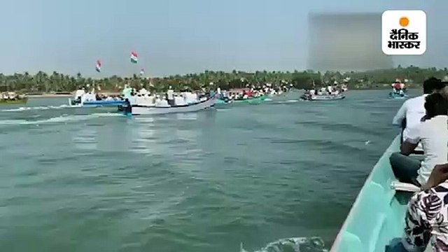 नाव में सीएए-एनआरसी को लेकर प्रदर्शन