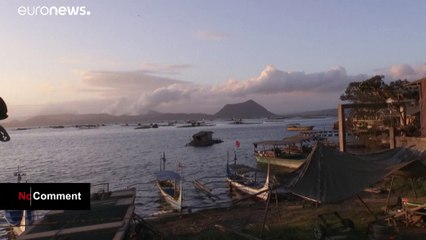 شاهد: رماد بركان "تال" في الفلبين يغطي أسطح المنازل