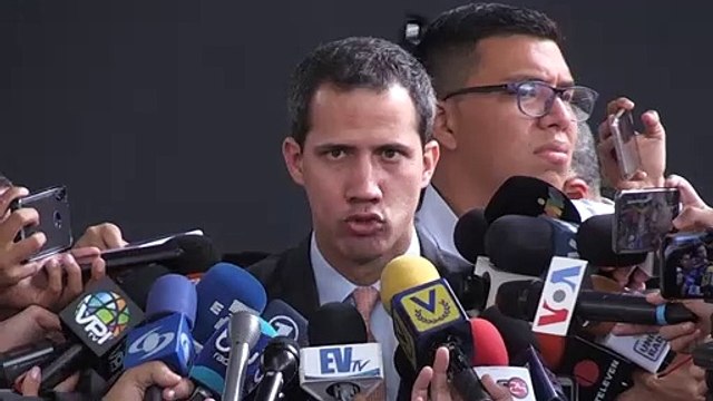 Guaidó sesiona en anfiteatro tras denunciar disparos contra diputados opositores