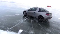 Ardahan buz tutan çıldır gölü üzerinde otomobille drift yapıyorlar