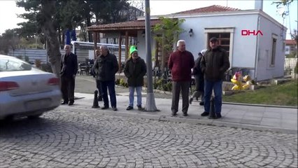 Silivri'de ağaca asılı kalan kuşu itfaiye kurtardı
