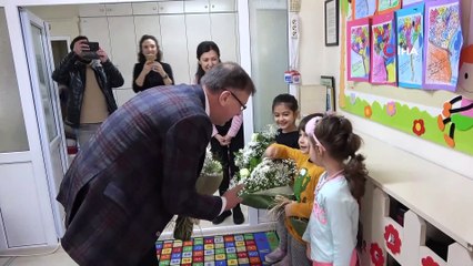 Kaymakam ve İlçe Emniyet Müdüründen miniklere oyuncak hediyesi