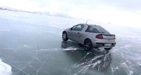 Soğuğu en iyi anlatan an! Fotoğraftaki otomobil, bir gölün üzerinde