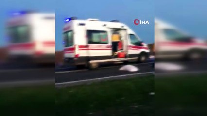 Yem yüklü tır devrildi, yolu ulaşıma kapattı