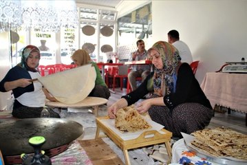 Gelin ile görümce sırt sırta verip kendi işlerini kurdu