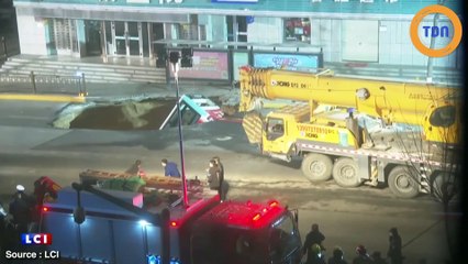 Un bus englouti dans un trou... sur une route !