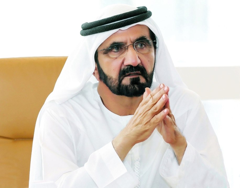 محمد بن راشد يساعد متسابقة تعرضت للإصابة