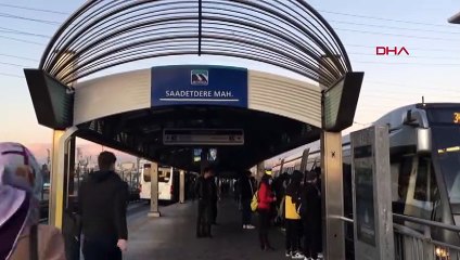 Metrobüse kaçak binmek isteyen çocukların tehlikeli geçişleri kamerada