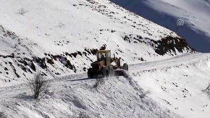 Kara saplanan otomobil, İl Özel İdaresi ekipleri tarafından kurtarıldı