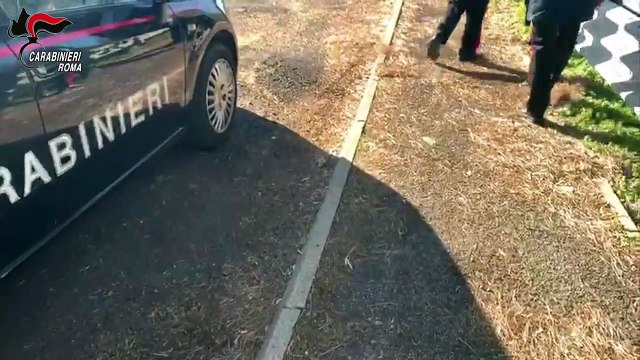 Sfruttavano una ragazza che si prostituiva sull'Aurelia. Tra gli aguzzini anche un 90enne