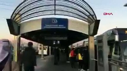 Metrobüse kaçak binmek için canlarını hiçe sayıyorlar