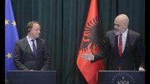 E plotë, Komisioneri për Zgjerim: Duam që Shqipëria të hapë negociatat para samitit të Zagrebit