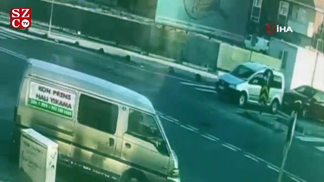 Seyir halindeki araca çarpıp devrilen otomobil kamerada