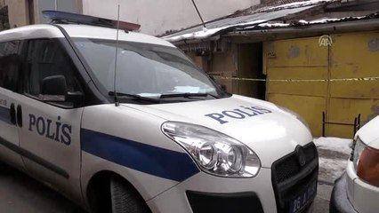 Emekli öğretmen evinde ölü bulundu