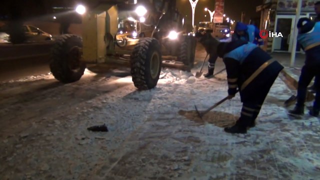 Erciş Belediyesinden eksi 10 derecede kar temizliği