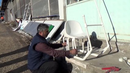 Çocuklar için atık su borularından kızak yapıyor