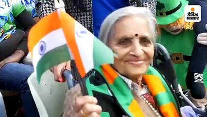 व्हीलचेयर पर बैठी चारुलता से पवेलियन में मिले थे विराट कोहली