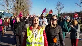 Les manifestants à Chalon-sur-Saône, jeudi 16 janvier, en chanson...