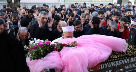 Küçük kız çok sevdiği pembe gelinliğiyle son yolcuğuna uğurlandı