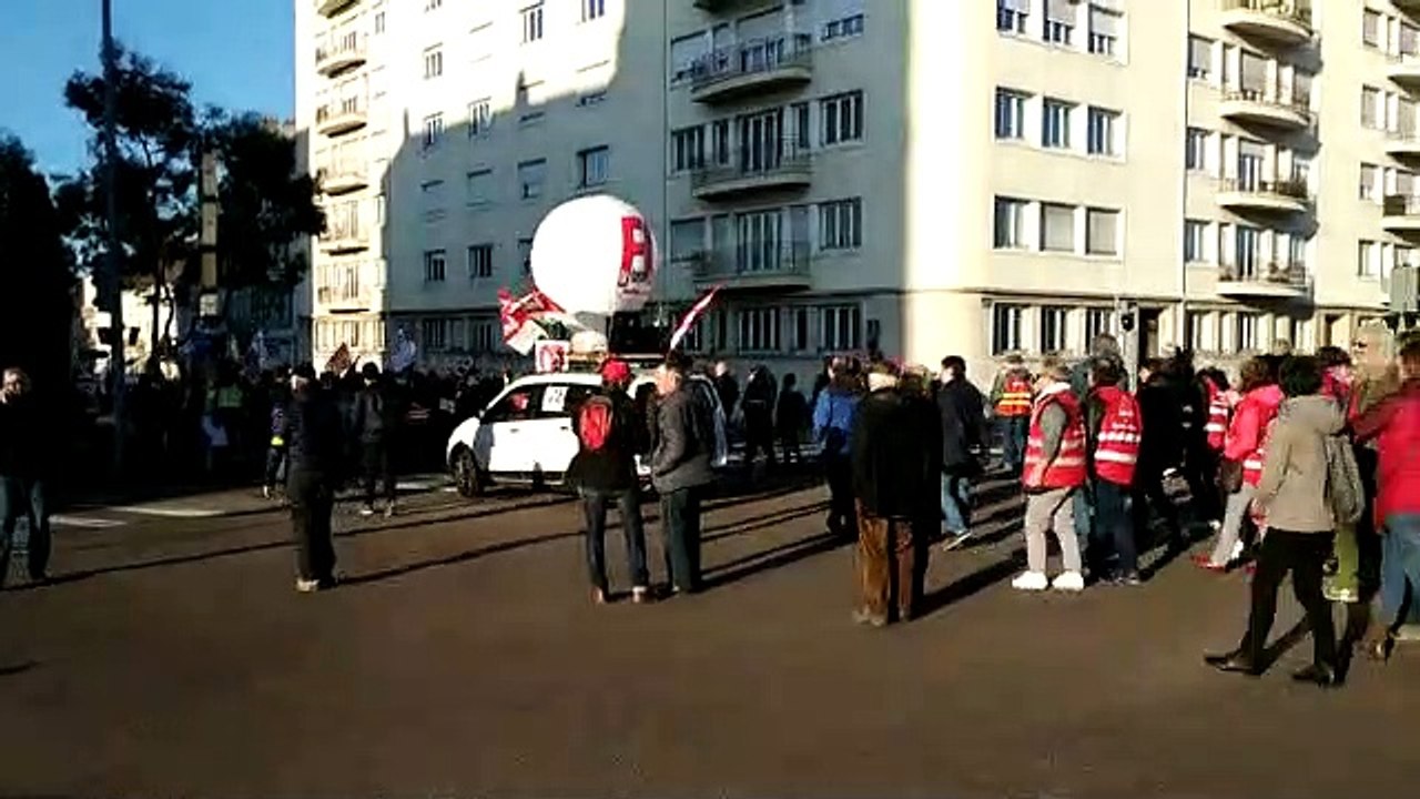 Le cortège de manifestants chalonnais passe le pont Jean-Richard ce jeudi 16 janvier